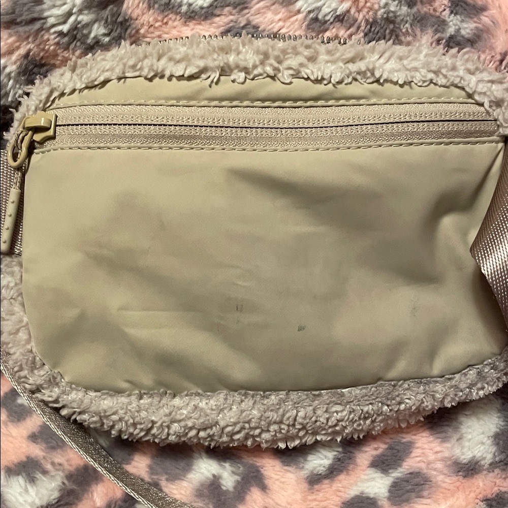 lululemon athletica Cream Crossbody Bag - Picture 10 of 11